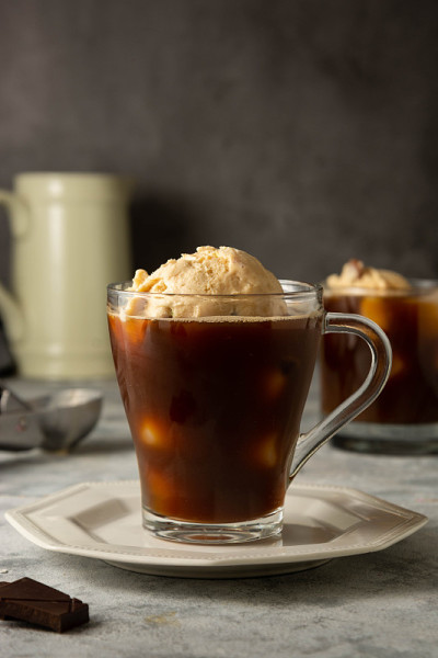 玻璃杯装的冰淇淋和咖啡。affogato喝咖啡。