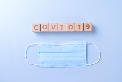 COVID-19字木方带口罩、医疗设备、世界疾病大流行感染和预防理念。