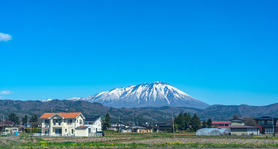 白雪覆盖的岩手山，蓝天自然的背景，Takizawa和Shizukuishi美丽的城镇景观