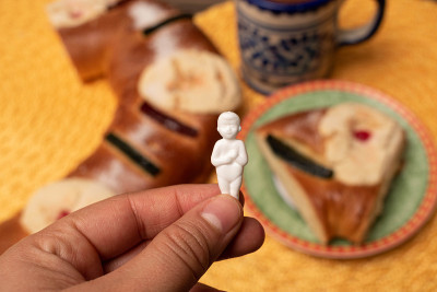 一个女人手里拿着一个婴儿耶稣雕像