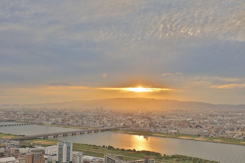 夕阳下的天空俯瞰大阪市商业区