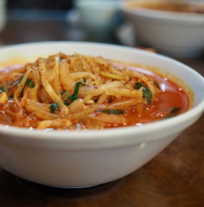 中式面条配蔬菜和海鲜，jjamppong