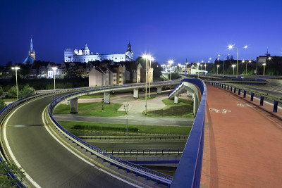 波兰Szczecin进入城市的夜景
