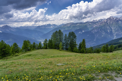 通往阿西塔的路上的山景