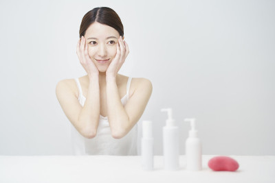 摸脸妇女摸脸以护肤的妇女