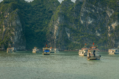 在越南下龙湾巡航