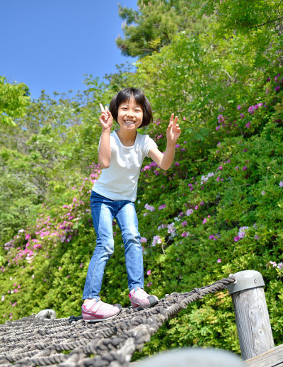 女孩们在操场上玩得很开心