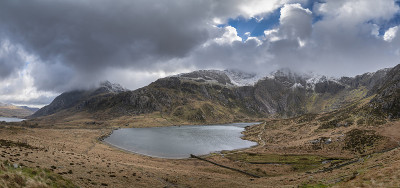 美丽的忧郁的冬季景观图像，Llyn Idwal和白雪覆盖的Glyders山脉在斯诺登尼亚