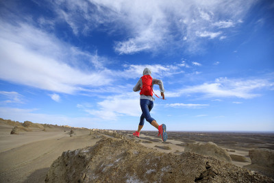 女子trail runner越野跑在沙漠沙丘上