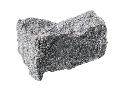 天然铬铁矿岩石在白色的切割