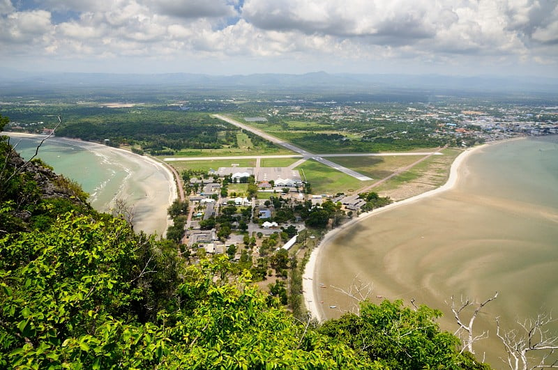 泰国皇家空军5翼基地，敖玛瑙湾，敖玛瑙海滩和普拉卓布湾的鸟瞰图从高洛姆Muak山在泰国普拉卓布基里汗