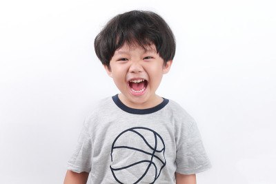男孩大喊
