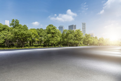 全景天际线和建筑物与空的道路