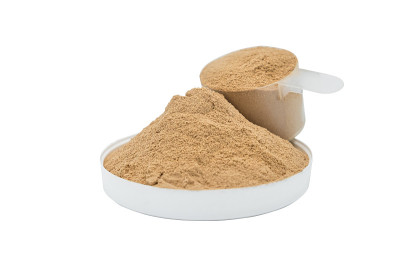 白色背景上分离的乳清蛋白粉