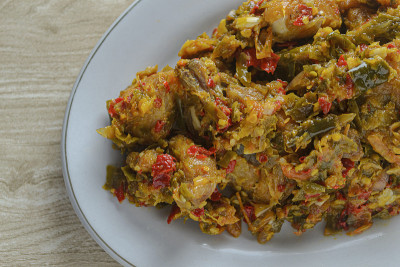 Ayam balado。印尼的一种食物，用鸡肉和辣椒烹制而成。有一种可口和辛辣的味道。