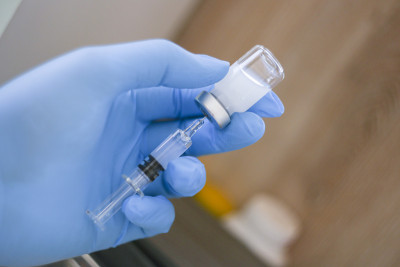新型疫苗covid-19小瓶剂量流感注射药物针头注射器，概念医学试验疫苗冠状病毒皮下注射治疗疾病预防