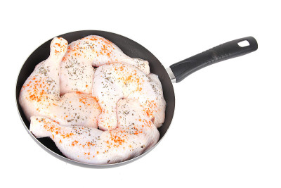 平底锅放调味的生鸡肉