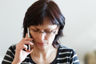 疲惫的中年妇女打电话