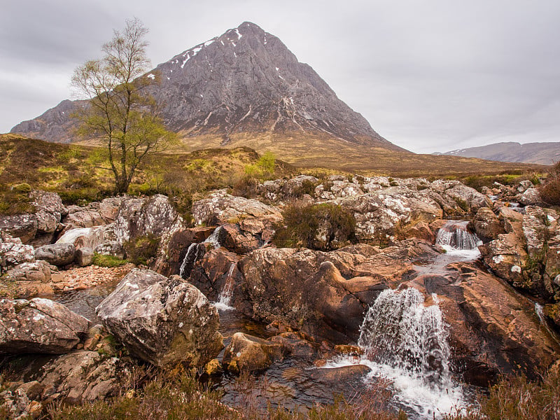 瀑布与Buachaille etive mor, Glen Coe，苏格兰，英国