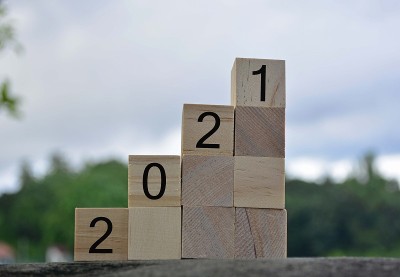 模糊背景的木块上的2021号。2021新年概念