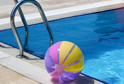 皮球和swimmingpool。