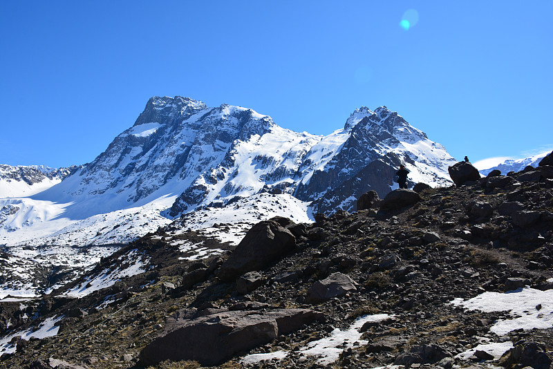 智利圣地亚哥的山脉、山谷和雪的景观