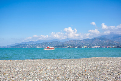 平静的海面上晴朗的天空。自然景观背景与巴统海岸，阿扎拉，格鲁吉亚