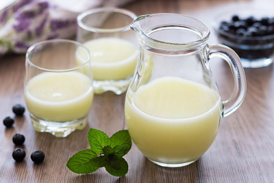 一壶加蓝莓的乳清，两杯乳清