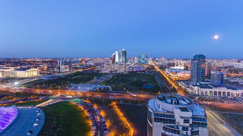 从高处俯瞰城市中心和中央商务区的日夜，中亚，哈萨克斯坦，阿斯塔纳