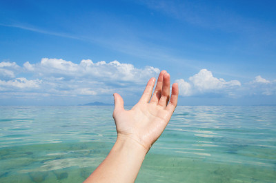 手牵手，海水清澈
