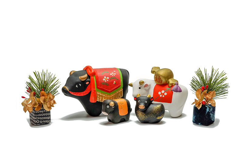 牛的娃娃。日本的新年卡片。日本新年牛对象。