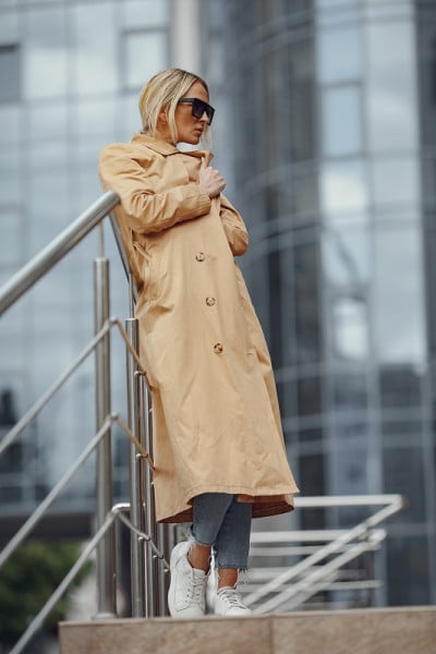 在夏天的城市里穿着时髦衣服的女人