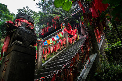 中国四川峨眉山青阴亭红丝带