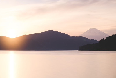 日本箱根Ashi湖上的富士山日落