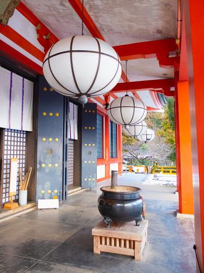 冬天庙里的香炉和日本灯