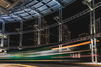 夜间的城市列车