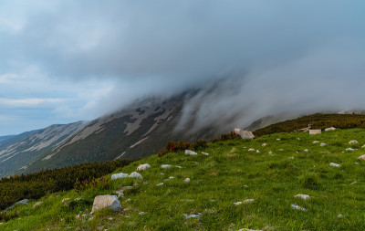 云落在喀尔科诺斯巨山的斯涅兹卡山上