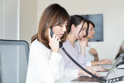 年轻女子打电话。