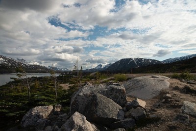 加拿大不列颠哥伦比亚省夏季的雪山峰，沿着克朗代克高速公路