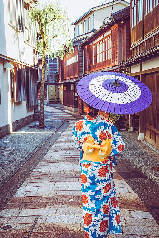 一位穿着和服的女子走在日本金泽市东茶屋区