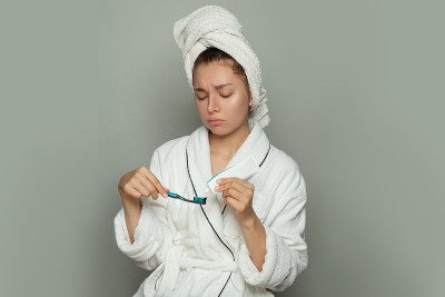 悲伤的女人在清晨刷牙