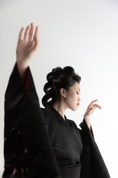 年轻美丽的日本人的肖像，妇女在民族服装和服摆出孤立的白色工作室背景。