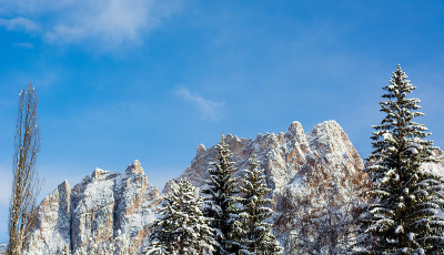 白云石上的雪背景是科尔蒂纳丹佩佐的水晶山