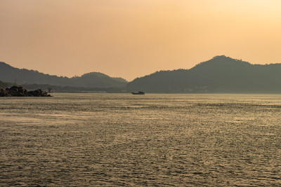 夕阳橙色的天空与河岛的背景在黄昏