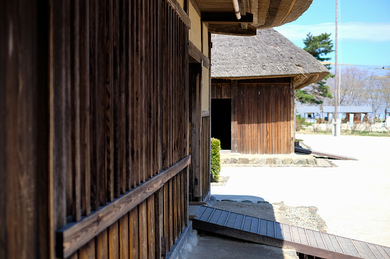 墙壁纹理的日本传统民居日立海滨公园，老三原村周围的蓝色花海花田在春天的时间。室内展示烹饪用具。