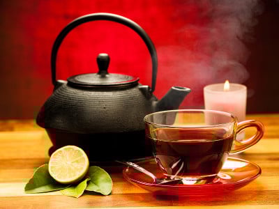 一杯以茶壶为背景的红茶