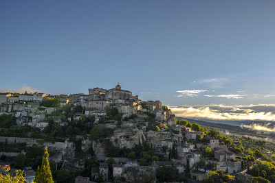 Gordes，法国普罗旺斯的一个典型小镇。美丽的村庄，有屋顶和景观