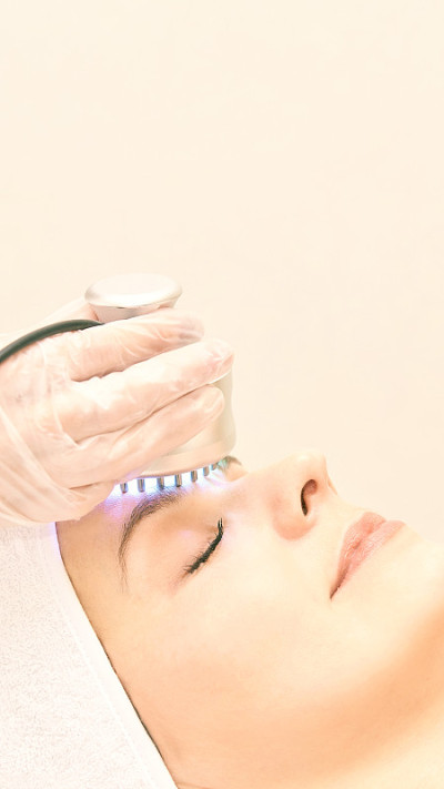 Light infrared therapy. Cosmetology head procedure