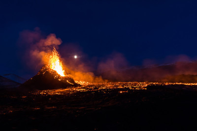 冰岛雷克雅内斯法格拉尔斯贾尔山的盖尔丁达里尔火山喷发点