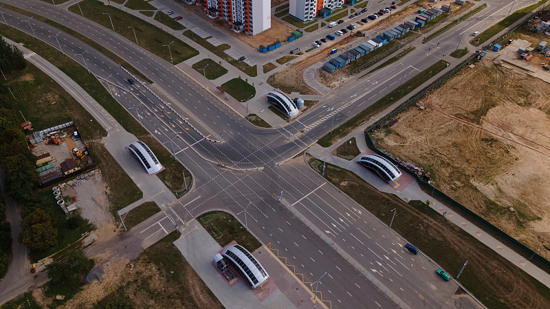 与地下通道相交的道路。城市道路建设。航空摄影。